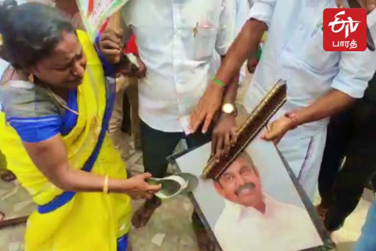 இபிஎஸ் படத்தை காலில் போட்டு மிதித்த ஓபிஎஸ் ஆதரவாளர்கள்