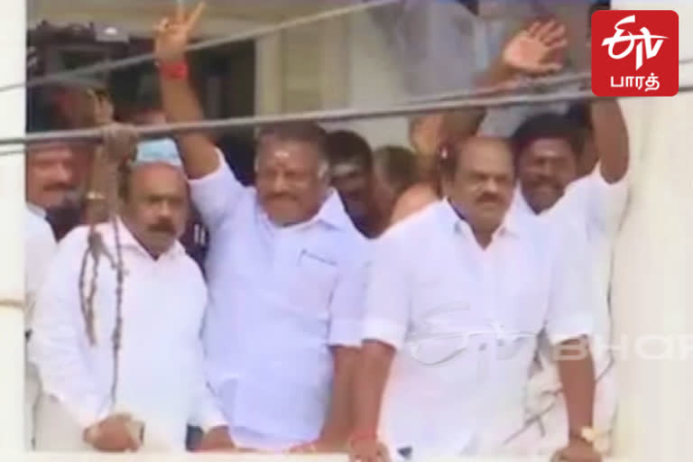 அதிமுக தலைமை அலுவலகத்தில் ஓபிஎஸ்