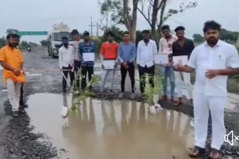 BJP workers protest against MLA Priyank Kharge, BJP workers protest against MLA Priyank Kharge in Kalaburagi, MLA Priyank Kharge news, BJP workers protest over road issue in Kalaburagi, ಶಾಸಕ ಪ್ರಿಯಾಂಕ್ ಖರ್ಗೆ ವಿರುದ್ಧ ಬಿಜೆಪಿ ಕಾರ್ಯಕರ್ತರ ಪ್ರತಿಭಟನೆ, ಕಲಬುರಗಿಯಲ್ಲಿ ಶಾಸಕ ಪ್ರಿಯಾಂಕ್ ಖರ್ಗೆ ವಿರುದ್ಧ ಬಿಜೆಪಿ ಕಾರ್ಯಕರ್ತರ ಪ್ರತಿಭಟನೆ, ಶಾಸಕ ಪ್ರಿಯಾಂಕ್ ಖರ್ಗೆ ಸುದ್ದಿ, ಕಲಬುರಗಿಯಲ್ಲಿ ರಸ್ತೆ ಸಮಸ್ಯೆಗೆ ಬಿಜೆಪಿ ಕಾರ್ಯಕರ್ತರ ಪ್ರತಿಭಟನೆ,