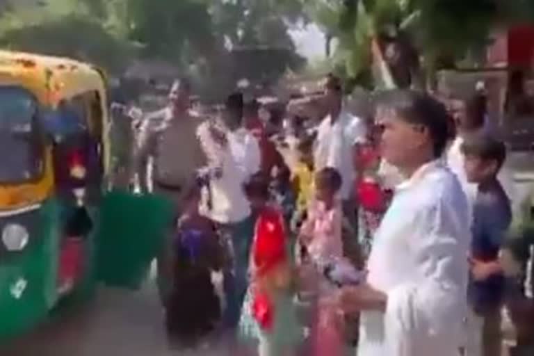 Auto rickshaw carrying 26 passengers