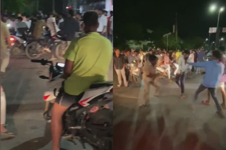 youths vandalise apsrtc bus and assault driver  Visakhapatnam bike stund  ബൈക്കിൽ നടുറോഡിൽ യുവാക്കളുടെ അഭ്യാസപ്രകടനം  വിശാഖപട്ടണം ബൈക്ക് സ്റ്റണ്ട്  എപിഎസ്ആർടിസി ഡ്രൈവർക്ക് മർദനം