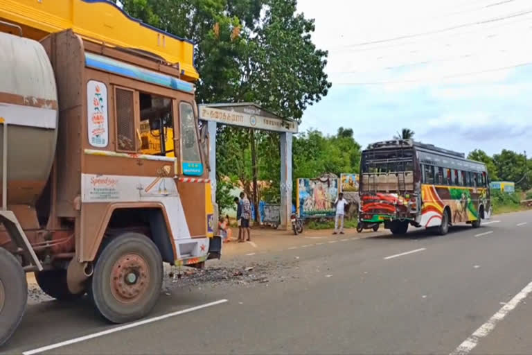sivagangai accident  bus accident  sivagangai bus accident  tanker truck collided with bus  tanker truck collided with bus near sivagangai  sivagangai news  sivagangai latest news  accident  பேருந்து விபத்து  சிவகங்கையில் பேருந்து விபத்து  பேருந்து மீது லாரி மோதி விபத்து  சிவகங்கை அருகே பேருந்து மீது லாரி மோது விபத்து  விபத்து  சிவகங்கை செய்திகள்