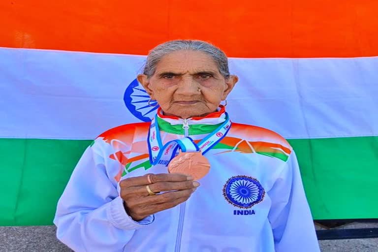 Sprinter dadi Bhagwani Devi wins  खेल समाचार  Bhagwani Devi won  Who is Bhagwani Devi  Sports News  Bhagwani Devi Wins Gold Medal  World Masters Athletics Championship  94 साल की भगवानी देवी  भगवानी देवी ने जीता गोल्ड मेडल  वर्ल्ड मास्टर्स एथलेटिक्स चैंपियनशिप  फिनलैंड