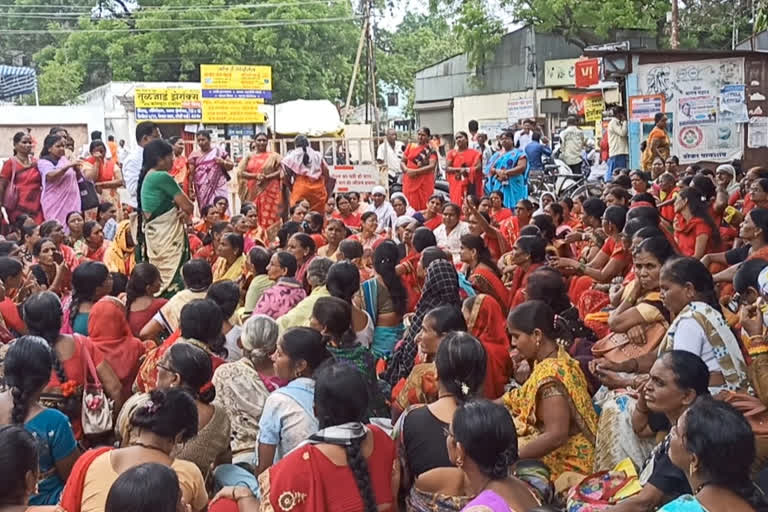 anganwadi sevikas strike in front of solapur collector office for oppose of gas price hike