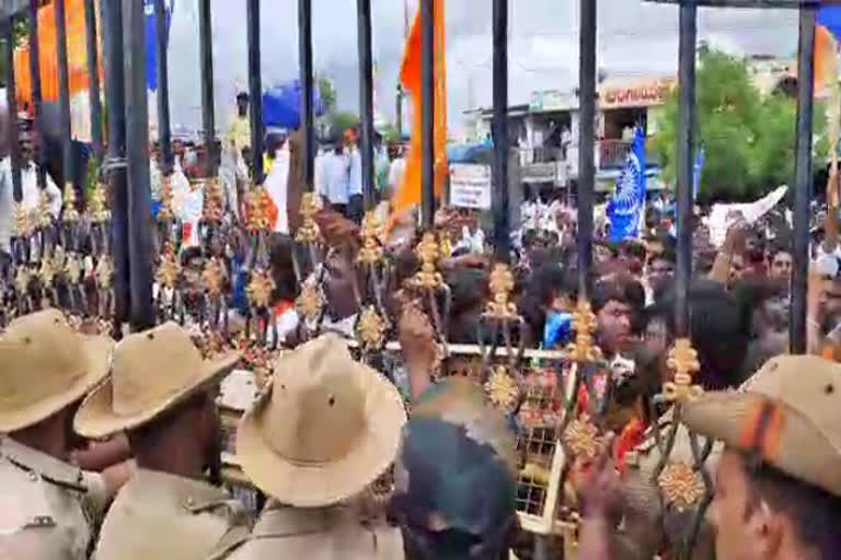 protest-in-raichur-demanding-increase-in-sc-st-reservation