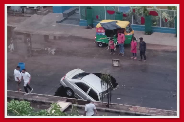 Rain in Ahmedabad : શાહીબાગના રસ્તા પર કાર દોડી રહી હતી ને પડ્યો ભૂવો, પછી તો જે થઇ છે!