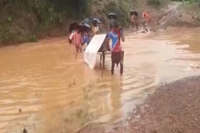 pregnant women carried on cot in kalahandi