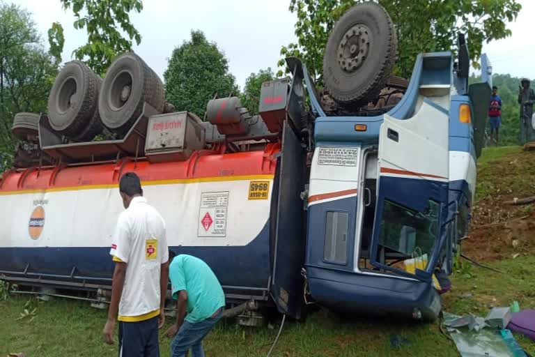 truck overturned in Chaibasa