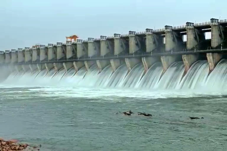 Water release by Almatti Dam, Vijayapura Almatti dam news, Krishna river flood, ಆಲಮಟ್ಟಿ ಅಣೆಕಟ್ಟಿನಿಂದ ನೀರು ಬಿಡುಗಡೆ, ವಿಜಯಪುರ ಆಲಮಟ್ಟಿ ಅಣೆಕಟ್ಟು ಸುದ್ದಿ, ಕೃಷ್ಣಾ ನದಿ ಪ್ರವಾಹ,