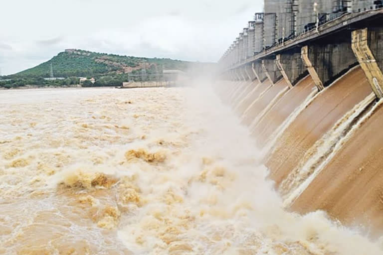 గోదావరిలో కొనసాగుతున్న ప్రవాహం