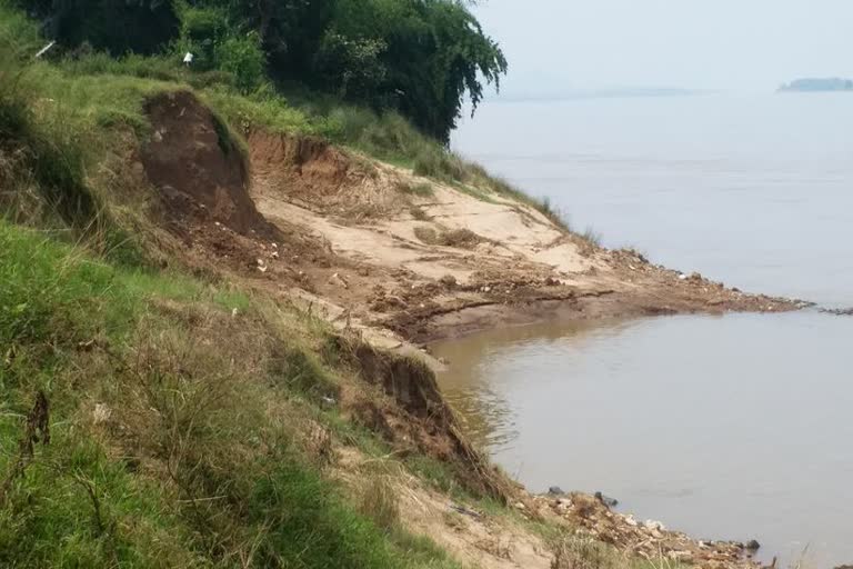 river crosses the shore in rainy season in boudh