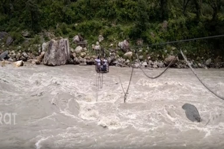 Uttarkashi: People crossing Bhagirathi river with shabby trolley ropes