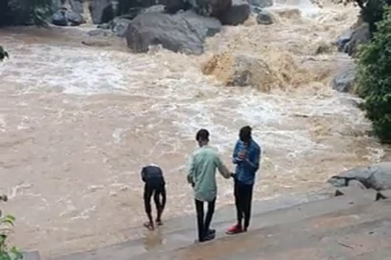 Dangerous to take selfie on river bank in Kanker