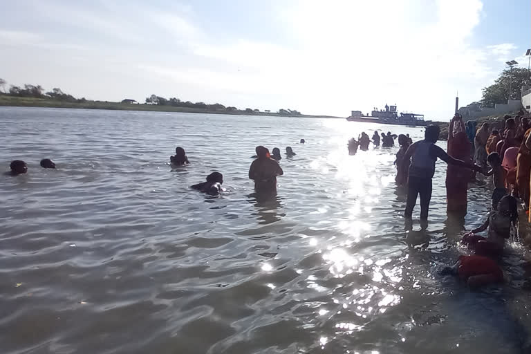 devotees at Mukteshwar Ganga Ghat of Sahibganj