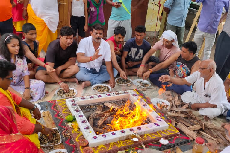 शिवमंदिरात हिंदू-मुस्लिम-बौद्ध आले एकत्र