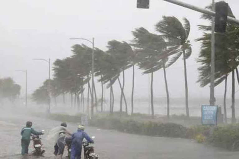 ghmc-warns-of-strong-winds-with-high-intensity