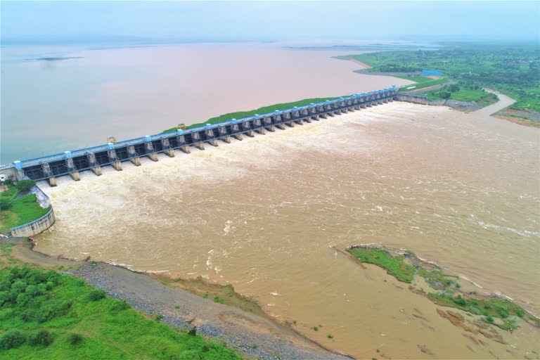 discharge of 5955.85 cumex water from 33 gates of gosikhurd dam due to heavy rains in bhandara