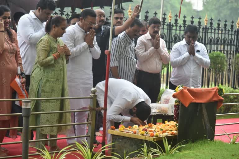 एकनाथ शिंदे यांचे बाळासाहेबांना अभिवादन