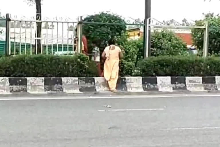 People crossing road with broken grill on outer ring road delhi