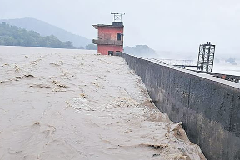 కడెం జలాశయం ఆనకట్ట పైనుంచి పొర్లుతున్న నీరు