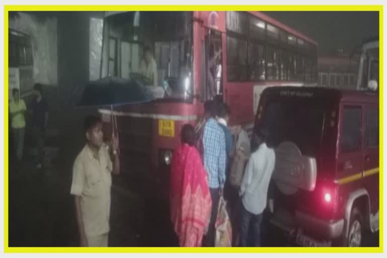 Heavy Rains in Dang : અતિવૃષ્ટિના કારણે હાઈવે પર ફસાયા પ્રવાસીઓ ને પછી...