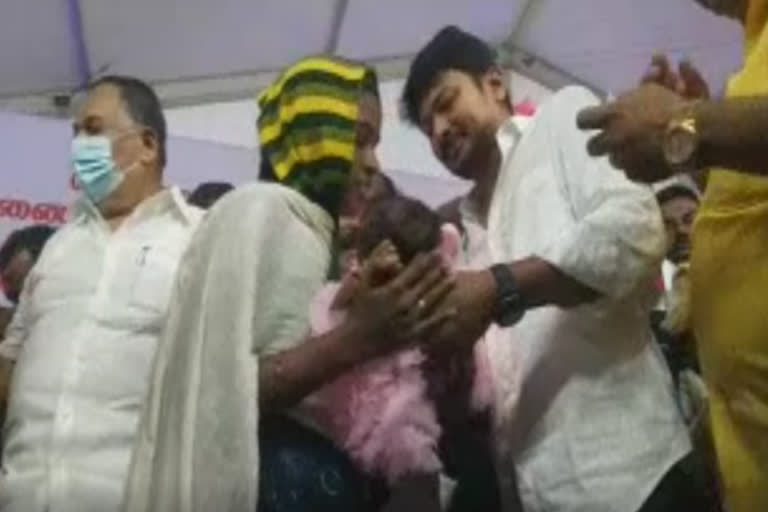 கட்சிக்காரர் குழந்தைக்கு தனது சகோதரியின் பெயரை சூட்டிய உதயநிதி!