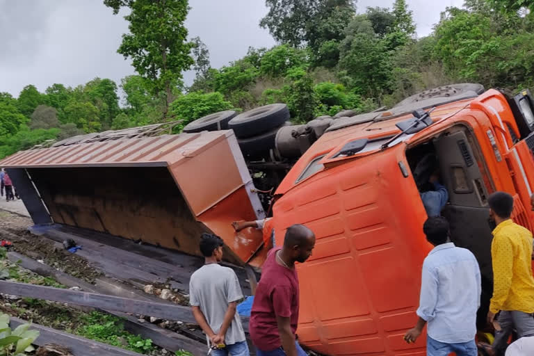 girl died after trailer overturned in Pithoriya Valley in ranchi