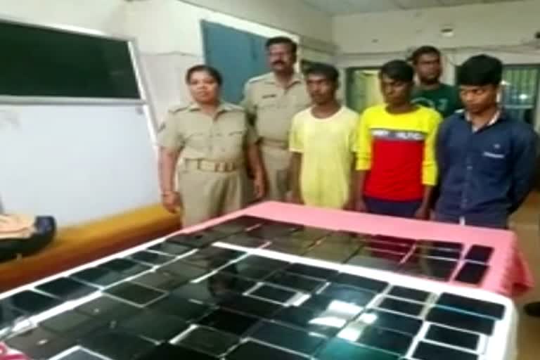 Lootera Gang Arrest ଲୁଟେରା ଗ୍ୟାଙ୍ଗକୁ ବାନ୍ଧିଲା କମିଶନରେଟ ପୋଲିସ୍