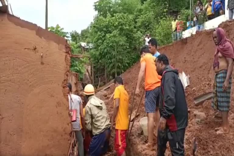 କାନ୍ଥ ପଡ଼ି ମା', ଝିଅ ମୃତ, ବାପା ଓ ଶିଶୁ ପୁଅ ଗୁରୁତର