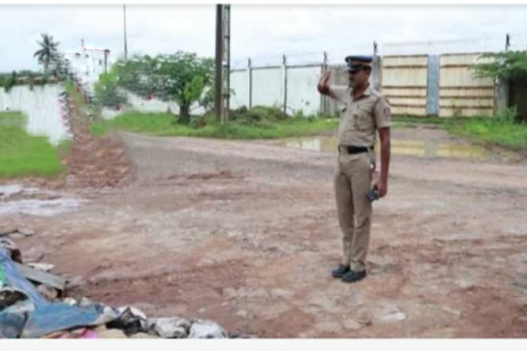 police officer honors national flag  national flag found in garbage  ദേശീയ പതാകയെ ആദരിച്ച് പൊലീസ് ഉദ്യോഗസ്ഥന്‍  മാലിന്യത്തില്‍ ദേശീയ പതാക കണ്ടെത്തിയ സംഭവം