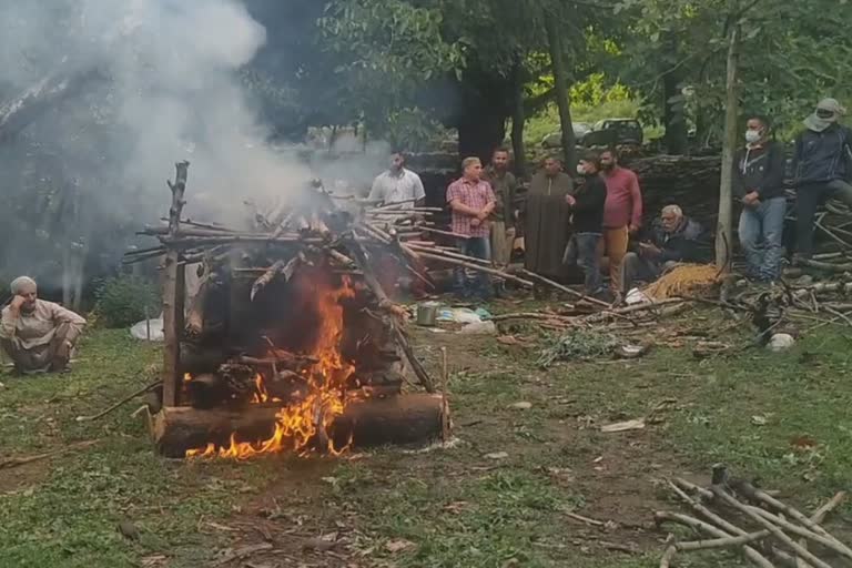 Muslims Perform Last Rites of Yatri