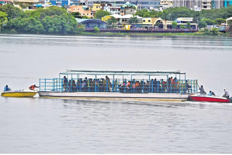 హుస్సేన్ సాగర్​లో​ ఆగిన బోటు