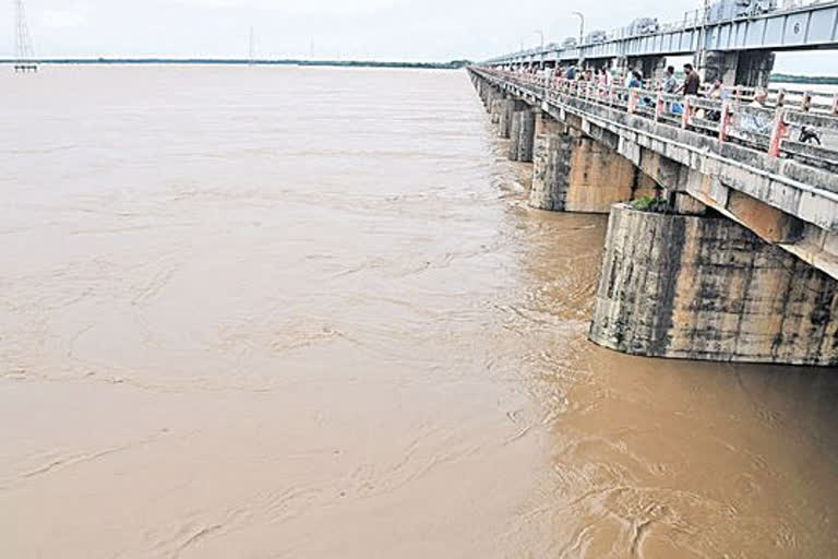 జల దిగ్బంధంలో లంక గ్రామాలు