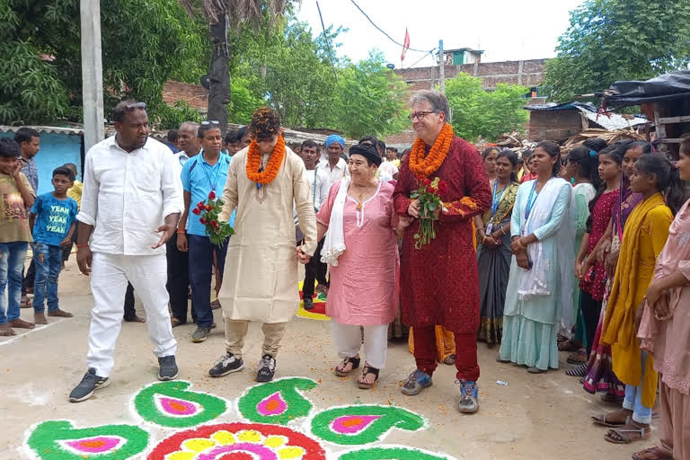 इंग्लैंड से बोधगया आये लोगों का जोरदार स्वागत