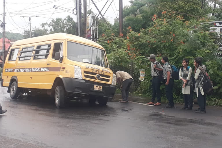 School bus stuck in pit in Bhopal