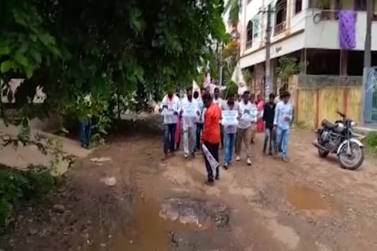 janasena activists besieged ex minister kodali nani house