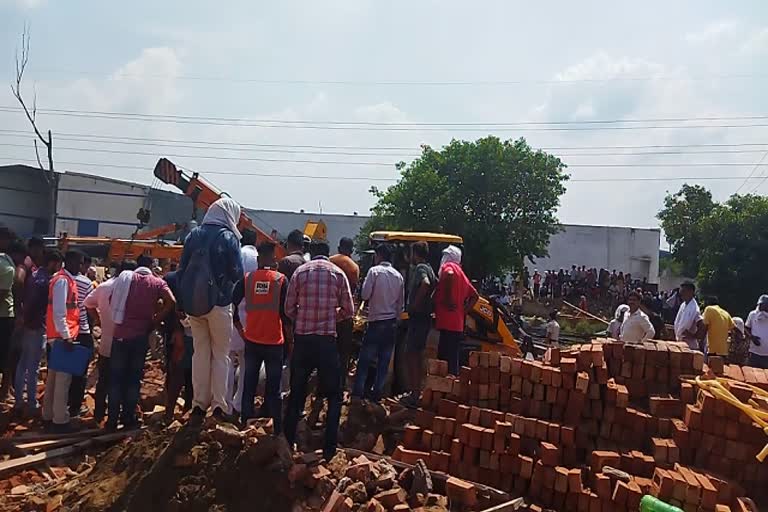 warehouse collapsed in Delhi Alipur