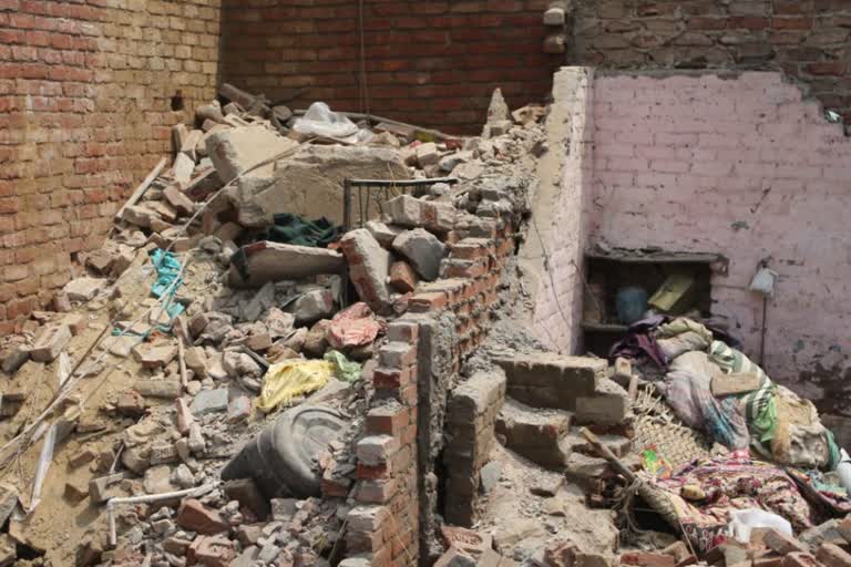 Six dead after under construction warehouse collapses in Delhi's Alipur area  Six died after under construction warehouse collapses  building collapses  New Delhi  നിര്‍മാണം നടക്കുന്ന കെട്ടിടം തകര്‍ന്ന് 6 പേര്‍ക്ക് ദാരുണാന്ത്യം  അപകടം