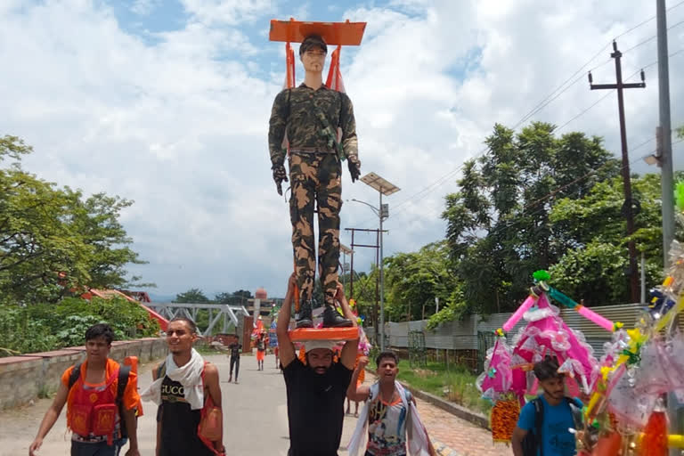 Monu kept a Kanwar of soldier statue on head