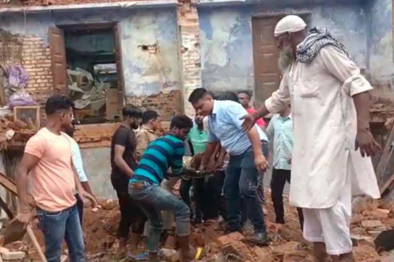 labour injured due to school building wall collapsed