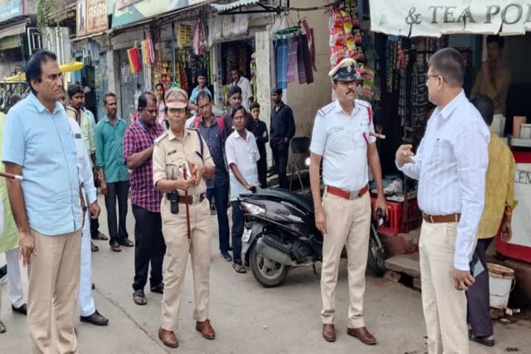 police commissioner personally entered the field to control the traffic