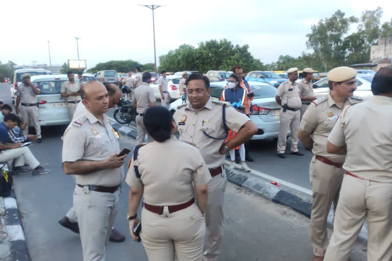 loot in Delhi near Lajpat Nagar Flyover