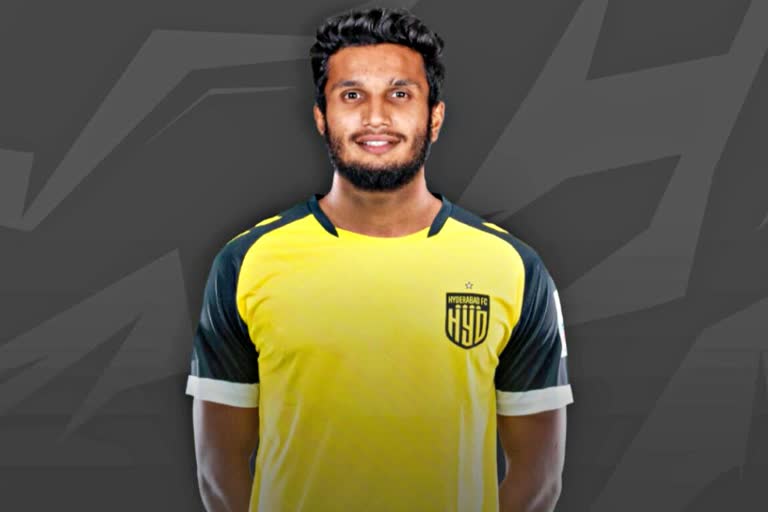 Hyderabad FC  defender Alex Saji  हैदराबाद एफसी  डिफेंडर एलेक्स साजी  इंडियन सुपर लीग चैंपियंस  दीर्घकालिक अनुबंध  रेड स्टार फुटबॉल अकादमी  फुटबॉल मैच  खेल समाचार  long term contract  red star football academy  football matches  sports news  ISL