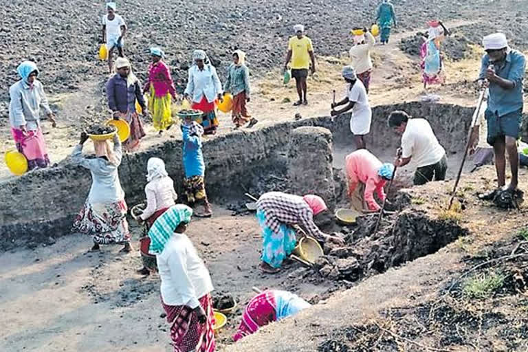 ఉపాధి బకాయిలు 400 కోట్లకు పైనే