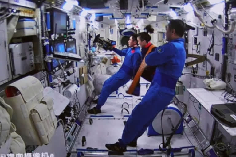 Chinese astronauts to get ultra thin nappy for spacewalks, Chinese researchers developing ultra thin diapers, ultra thin diapers news, NASA news,  maximum absorbency garment, ಬಾಹ್ಯಾಕಾಶದಲ್ಲಿ ಅಲ್ಟ್ರಾ ಥಿನ್ ನ್ಯಾಪಿ ಬಳಸಲಿರುವ ಚೀನಿ ಗಗನಯಾತ್ರಿಗಳು, ಚೀನಿ ಸಂಶೋಧಕರಿಂದ ಅಲ್ಟ್ರಾ ಥಿನ್ ಡೈಪರ್‌ಗಳ ಅಭಿವೃದ್ಧಿ, ಅಲ್ಟ್ರಾ ಥಿನ್ ಡೈಪರ್‌ಗಳ ಸುದ್ದಿ, ನಾಸಾ ಸುದ್ದಿ, ಗರಿಷ್ಠ ಹೀರಿಕೊಳ್ಳುವ ಉಡುಪು,