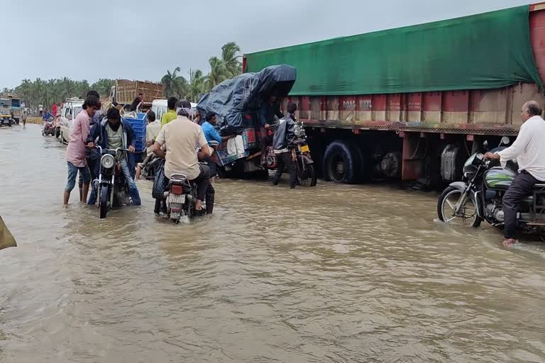 વેરાવળ કોડીનાર રાષ્ટ્રીય ધોરીમાર્ગ પર પાણી ભરાતા વાહન ચાલકોને પડી મુશ્કેલી