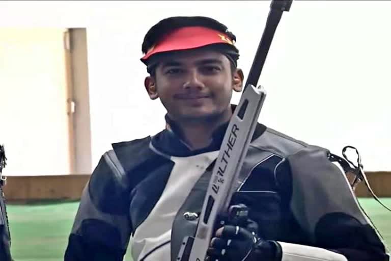 shooting news  Shooting World Cup  Aishwarya Pratap Singh  wins gold  ऐश्वर्य प्रताप सिंह तोमर  भारत के युवा निशानेबाज  आईएसएसएफ  पुरुषों के 50 मीटर थ्री पोजीशन्स