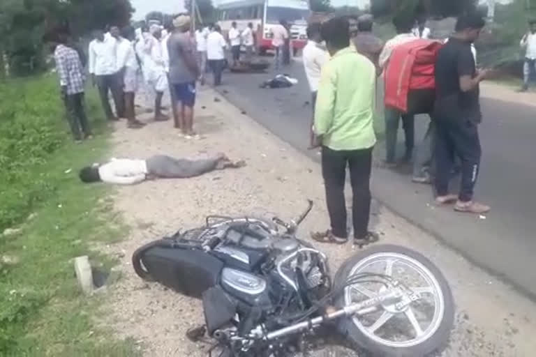 member killed in road accident at Kalaburagi  Two bikes collide in Kalaburagi  Kalaburagi road accident news  ಕಲಬುರಗಿಯಲ್ಲಿ ರಸ್ತೆ ಅಪಘಾತದಲ್ಲಿ ಜನ ಸಾವು  ಕಲಬುರಗಿಯಲ್ಲಿ ಎರಡು ಬೈಕ್​ಗಳ ಮಧ್ಯೆ ಡಿಕ್ಕಿ  ಕಲಬುರಗಿ ರಸ್ತೆ ಅಪಘಾತ ಸುದ್ದಿ