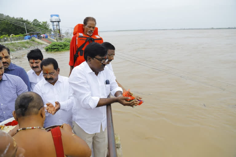 minister puvvada ajay kumar special pooja and prayed godawari for flood relief  at badrachalam