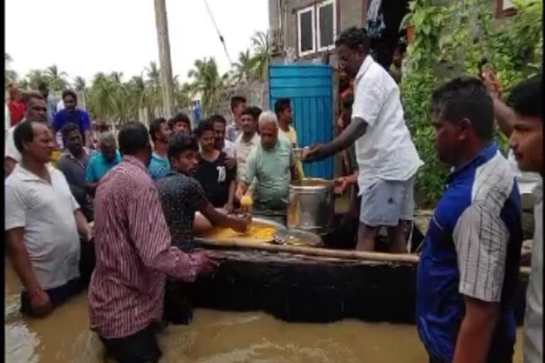 புதுச்சேரி ஏனாம் பகுதியில் தொடர் வெள்ளப் பெருக்கு- பள்ளி கல்லூரிகளுக்கு விடுமுறை!